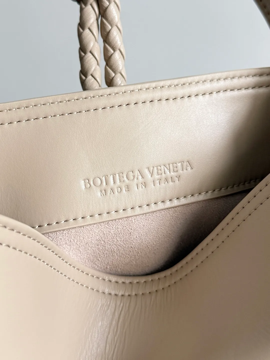 Batch 1620 BOTTEGA VENETA 2025 new women's LIBERTA small bucket bag The wind of "freedom" is still blowing towards summer🫧Unique bag shape and large enough capacity. This kind of small bag has always been very popular in summer. It can easily store essential items such as sunscreen and mini 5-fold umbrella when carrying it when going out. It uses braided knots and horseshoe buckle shapes. The metal ring is used for opening and closing, and the classic weaving is only used as an embellishment here, giving way to the simplicity of all-leather. It is a true combination of innovation and classics. It is also equipped with a detachable long shoulder strap. Friends who don’t like to carry it on the shoulder can only buy this bag and have more choices. Style number: 815244 Size: 22*18*15cm